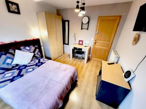 LA ROMANTIQUE Chambre meublée privée Terrasse Parking près de paris Vacation rental in Corbeil-Essonnes