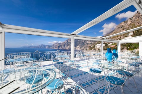 Property building, Restaurant/places to eat, Natural landscape, Dining area, Sea view
