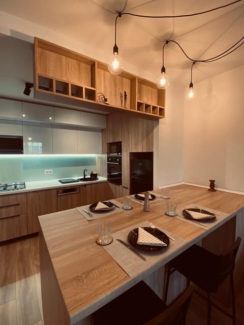 Kitchen or kitchenette, Dining area