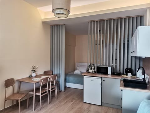 Kitchen or kitchenette, Dining area