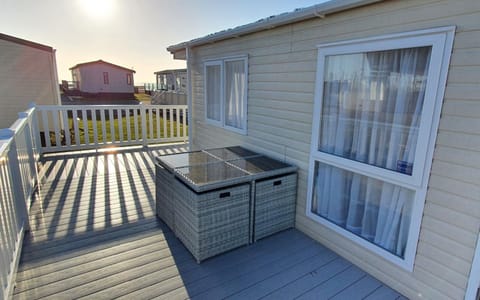 Danbury Holiday Escape, West Sands Apartment in Selsey