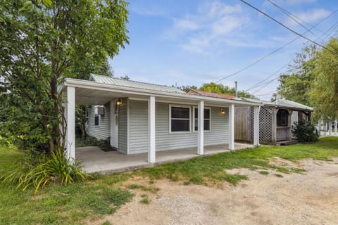 3 Charming Cottages on GOTL Strip - Sleeps 10 House in Geneva-on-the-Lake