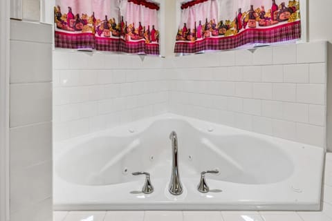 Merlot Cottage - GOTL Strip - Lover's Retreat Apartment in Geneva-on-the-Lake