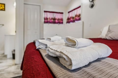 Merlot Cottage - GOTL Strip - Lover's Retreat Apartment in Geneva-on-the-Lake