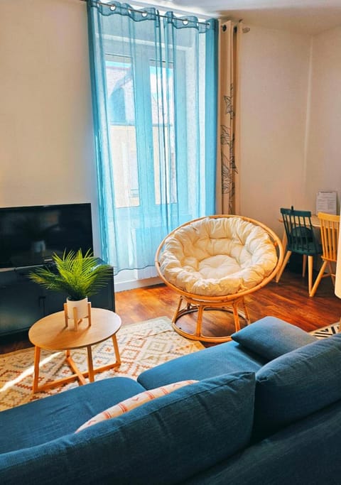 TV and multimedia, Living room, Decorative detail, Seating area