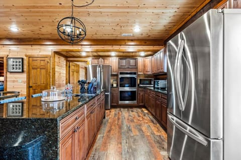 Best Area Views Games HotTub Private Pool PuttPutt House in Sevierville