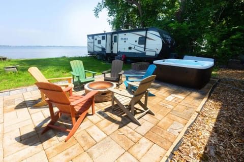 Waterfront 2BR Nautical Cottage on Grass Lake Hot Tub, Firepit, Year Round Fun Country House in Fox Lake