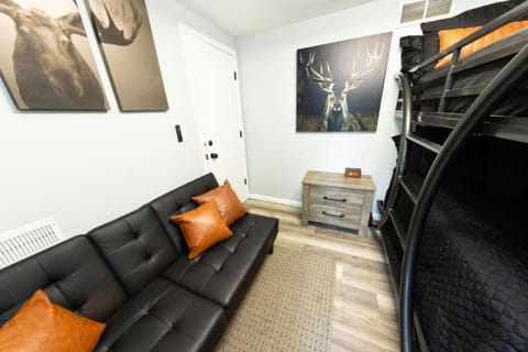 Waterfront 2BR Nautical Cottage on Grass Lake Hot Tub, Firepit, Year Round Fun Country House in Fox Lake