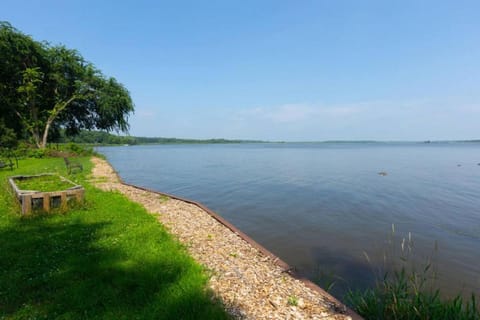 Waterfront 2BR Nautical Cottage on Grass Lake Hot Tub, Firepit, Year Round Fun Country House in Fox Lake