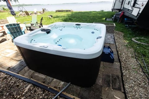 Waterfront 2BR Nautical Cottage on Grass Lake Hot Tub, Firepit, Year Round Fun Country House in Fox Lake