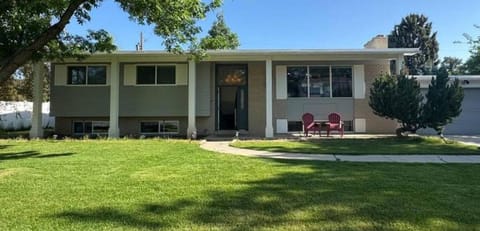 Skiing, Stocked Kitchen, 80in TV, Backyard, Upper Level Duplex, WD House in Holladay