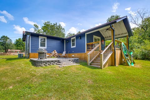 Lake Hamilton Retreat with Kayaks and Spacious Yard! House in Rockwell