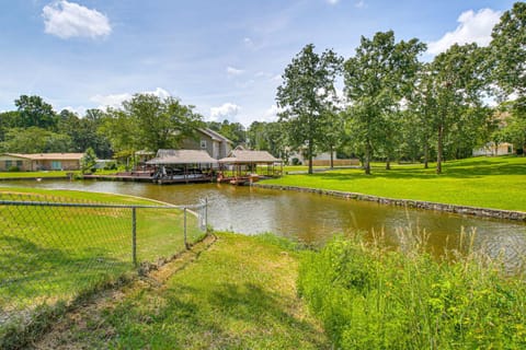 Lake Hamilton Retreat with Kayaks and Spacious Yard! House in Rockwell