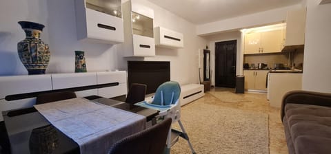 TV and multimedia, Kitchen or kitchenette, Living room, Seating area, Dining area, minibar, oven, stove