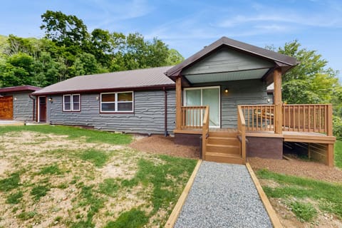The Velvet Antler Lodge House in Elk Valley