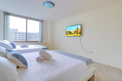 Bed, TV and multimedia, Bedroom, towels