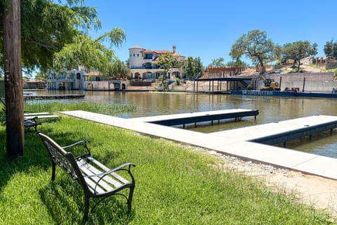 Little Bit of Lake, Whole Lotta Texas House in Lake Lyndon B Johnson