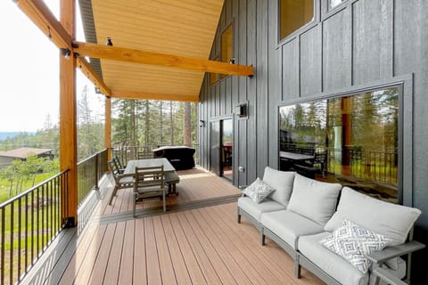 Summer Skjol & Ski Haus House in North Lawrence