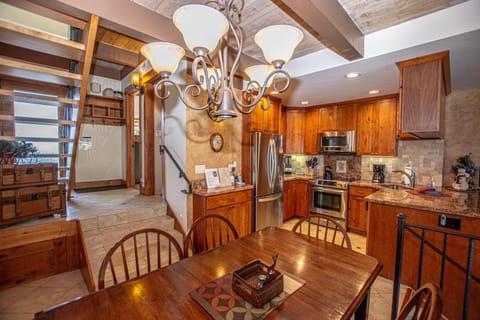 Kitchen or kitchenette, Dining area, oven, stove