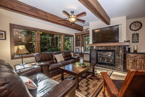 Communal lounge/ TV room, TV and multimedia, Living room, Seating area, fireplace