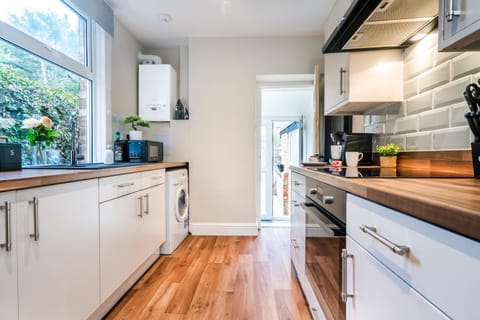 4 BD POOL Table Long Stays House in Northampton