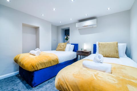 4 BD POOL Table Long Stays House in Northampton