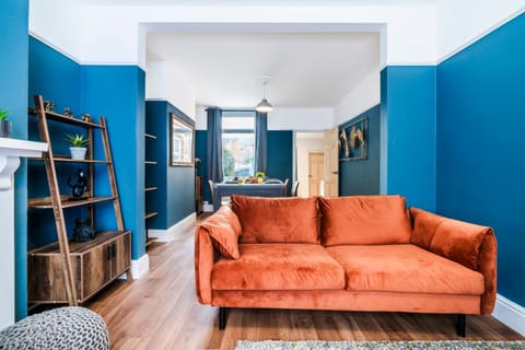 4 BD POOL Table Long Stays House in Northampton