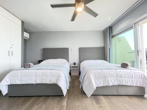 Bed, TV and multimedia, Balcony/Terrace, Photo of the whole room, Bedroom, internet, wardrobe, air conditioner