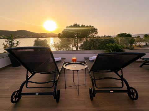 View (from property/room), Balcony/Terrace, Seating area, Sea view, Sunset