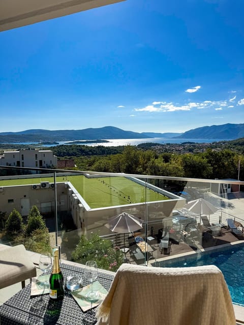 Natural landscape, View (from property/room), Balcony/Terrace, Pool view, Swimming pool, sunbed