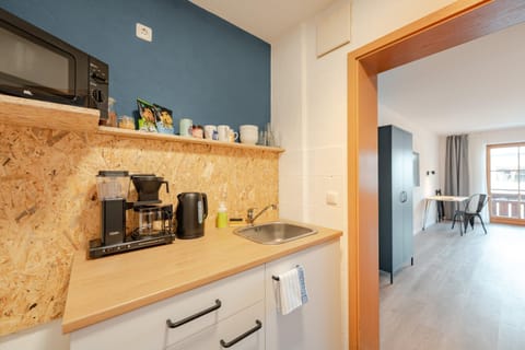 Coffee/tea facilities, Photo of the whole room, microwave