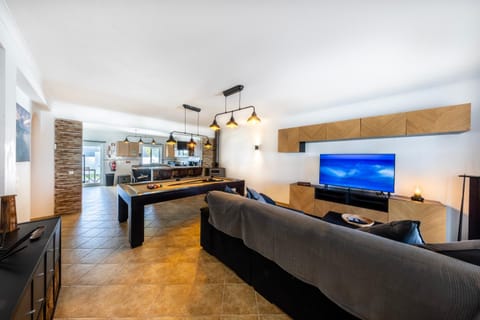Communal lounge/ TV room, TV and multimedia, Living room, Seating area, Evening entertainment, fireplace