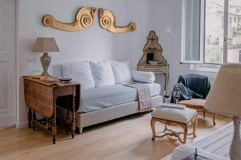 Communal lounge/ TV room, Bed, Living room, Decorative detail, Bedroom, furniture, air conditioner
