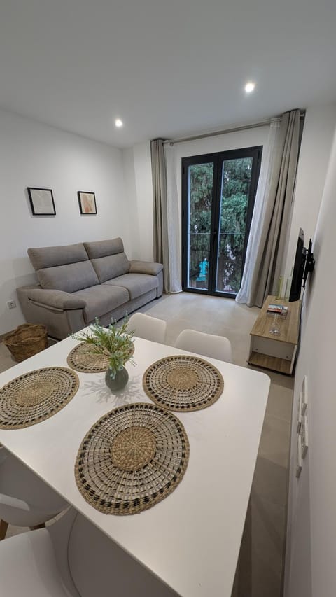 TV and multimedia, Living room, Seating area, Dining area, Garden view
