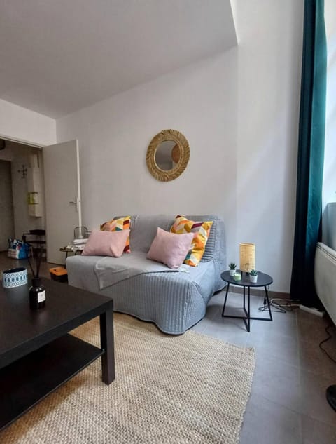 Bed, Seating area, Bedroom