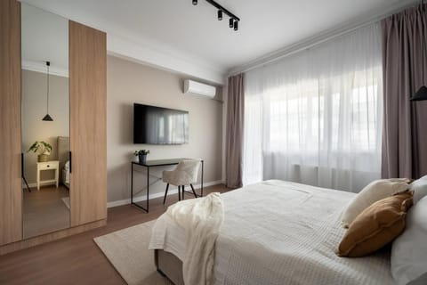 Bed, TV and multimedia, Photo of the whole room, Bedroom, wardrobe, air conditioner
