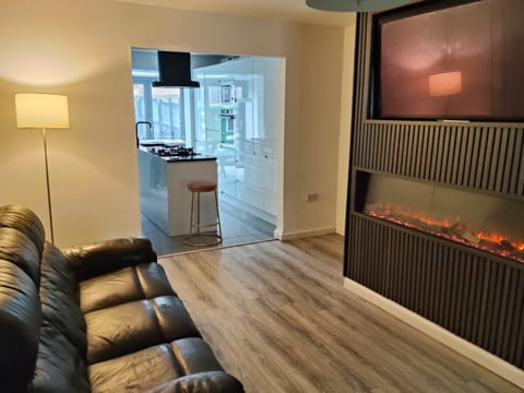 TV and multimedia, Kitchen or kitchenette, Living room