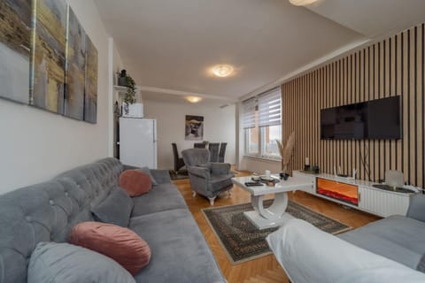 Communal lounge/ TV room, TV and multimedia, Living room, Seating area, Evening entertainment