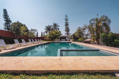 Gran casa con alberca climatizada jacuzzi y asador House in Jiutepec