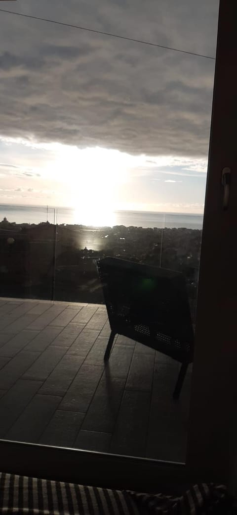 appartamento in Villa Paolo attico loft vista mare 1 camera matrimoniale e singolo diviso da armadi Apartment in Loano