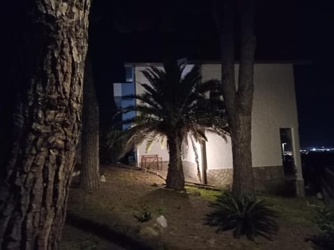 appartamento in Villa Paolo attico loft vista mare 1 camera matrimoniale e singolo diviso da armadi Apartment in Loano