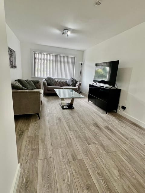 Newly refurbed 3 bed home 15mins to Edin city Apartment in Livingston