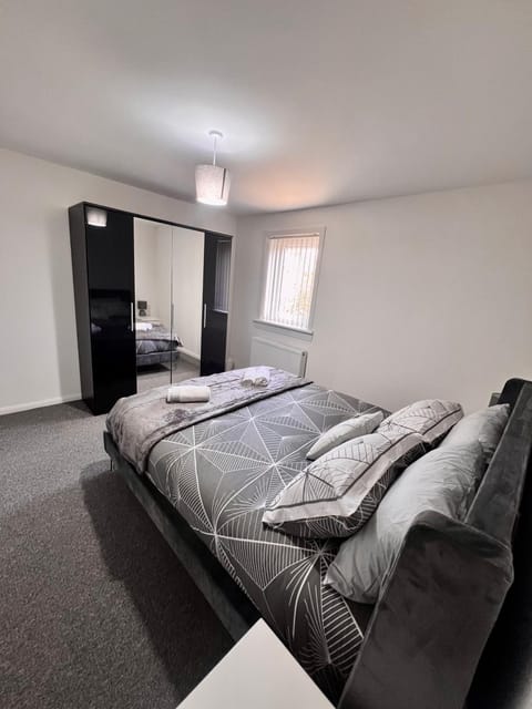 Newly refurbed 3 bed home 15mins to Edin city Apartment in Livingston