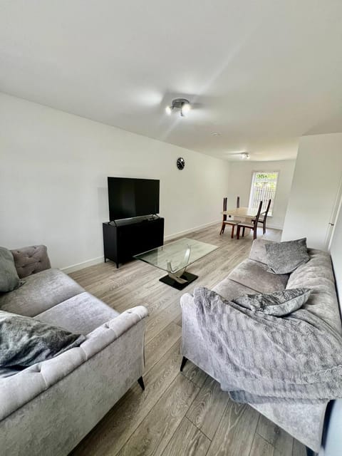 Newly refurbed 3 bed home 15mins to Edin city Apartment in Livingston