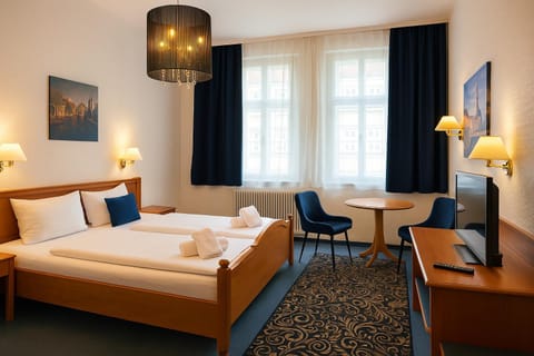 TV and multimedia, Photo of the whole room, Seating area, Bedroom