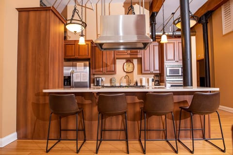 Luxurious Downtown Condo by Georgia St House in Indianapolis