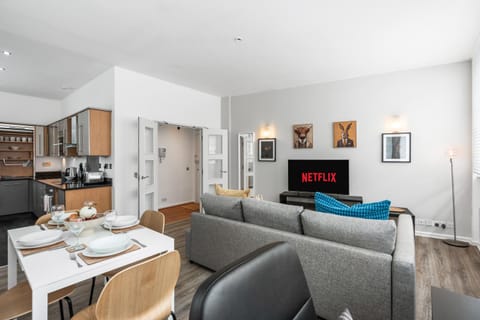 TV and multimedia, Kitchen or kitchenette, Living room, Seating area, Dining area