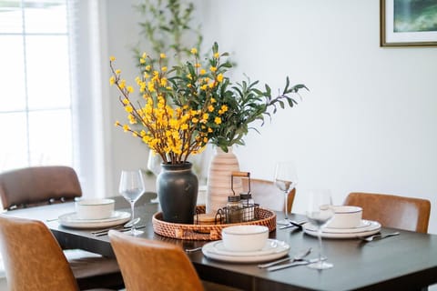 Seating area, Dining area