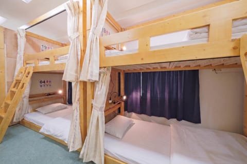Bedroom, bunk bed