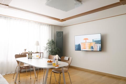 Communal lounge/ TV room, TV and multimedia, Living room, Seating area, Dining area, Evening entertainment, air conditioner